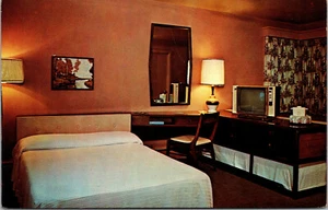 Vtg Dutch Village Hotel Room Interior new Castle Deleware DE Chrome Postcard - Picture 1 of 2
