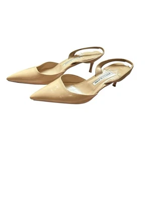 MANOLO BLAHNIK Carolyne Nude Patent Leather Slingback, Kitten Heel $645 40/9US - Image 1 of 4