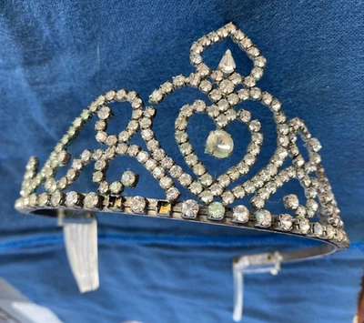 Se acerca Año Nuevo ¡Necesitas una tiara! ¡Estrás en abundancia! Foto 1 de 4
