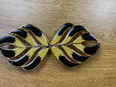 Fivela de cinto dividida de duas peças amarela e preta pena/folha - Imagem 1 de 3