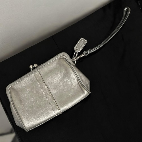 Raro bracciale Coach Kiss Lock argento metallizzato con fodera in raso epoca Y2K