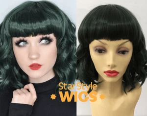 PELUCA BOB ONDULADA CORTA VERDE OSCURO DE LUJO CON FLEQUILLO DE FLECOS ROMO COMPLETO, MODA - Imagen 1 de 5