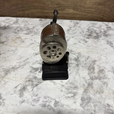 Sacapuntas vintage Boston montaje al vacío 8 orificios madera grano manivela manual Foto 1 de 4