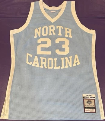 Camiseta Mitchell & Ness 44 auténtica de Michael Jordan #23 Carolina del Norte 1983/1984 Foto 1 de 4