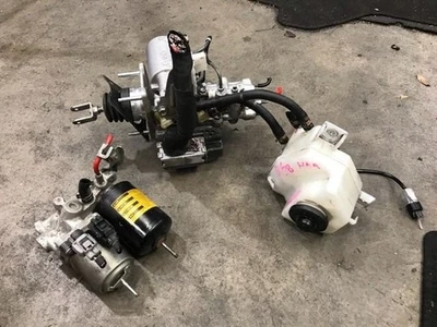 TOYOTA Prius 2011 Brake Master Cylinder 4707047060 [Used] [PA116489249] - Изображение 1 из 2