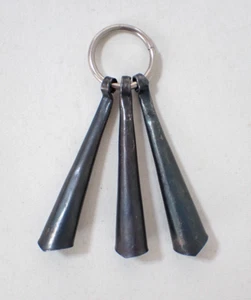 Mongol Chamán Exorcismo Carbón Oscuro Anillo Hierro con 3 Campanas Colgante Hecho a Mano - Imagen 1 de 3