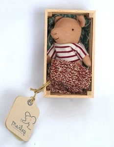 Maileg mouse: Baby Pig in Box red - Picture 1 of 5