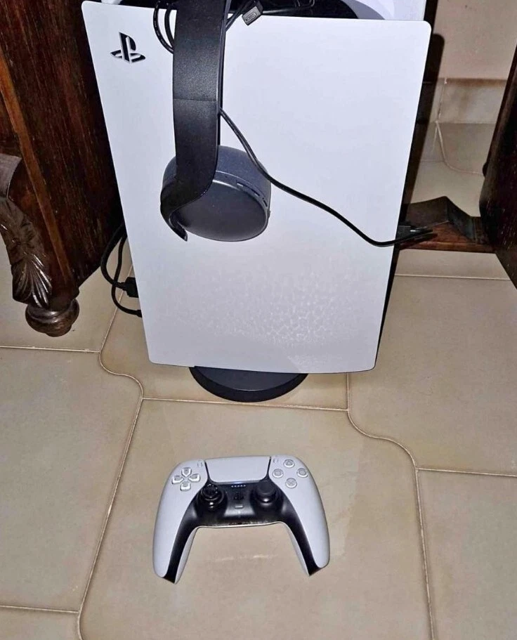 Ps5 digital + Controller E Cuffie Wireless Originali - Immagine 1 di 1