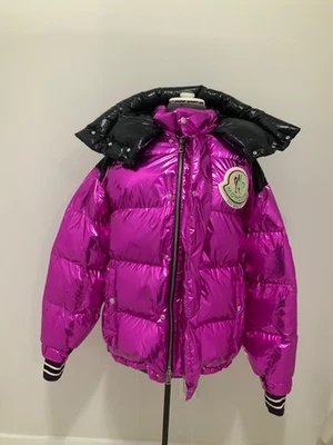CHAQUETA ACOLCHADA MORADA MONCLER PARA HOMBRE ACABADO BRILLANTE “SNOW ANGELS” TALLA 3 HECHA EN ITALIA Foto 1 de 4