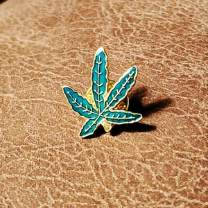 Marijuana Leaf Lapel Pin Enamel Hat Cap Pin Button Cannabis Gold Green Weed NIP - Picture 1 of 8