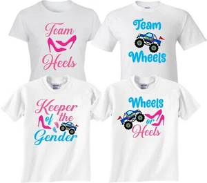 Ruedas o tacones, niño niña guardián del género, género revelar baby shower camiseta - Imagen 1 de 6