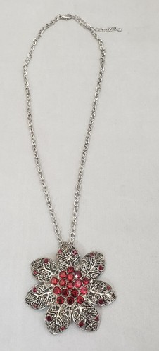 VETEMENTS Collana con ciondolo a forma di fiore filigrana tono argento strass cristallo rosso grande