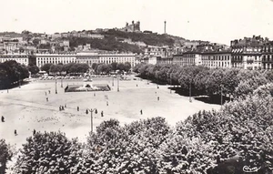 CPA / CARTE POSTALE ANCIENNE .  LYON PLACE BELLECOUR . 1965 . Très bon état. - Picture 1 of 1