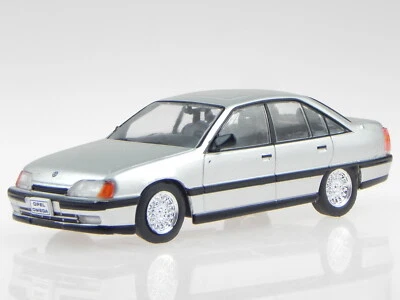 Opel Omega A silber Modellauto in Vitrine 1:43 - Bild 1 von 4