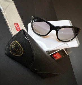 Occhiali da sole Ray Ban nero/verde lucido RB4216 601/71 56 NUOVI - Foto 1 di 11
