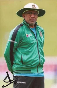 BANGLADESH: CHANDIKA HATHURUSINGHA SIGNED 6x4 ACTION PHOTO+COA - Picture 1 of 1