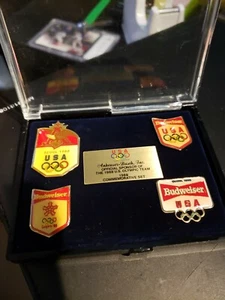 Set di (5) spille commemorative 1988 squadra olimpica statunitense Anheuser-Busch vintage RARO - Foto 1 di 8