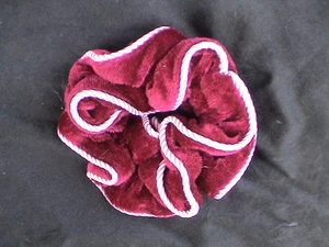 SCRUNCHIE DE TERCIOPELO A RAYAS BORGOÑA DE ALTA CALIDAD - ¡LINDO! ¡NUEVO! - Imagen 1 de 2
