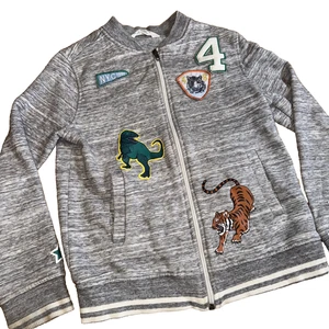 Leichtes graues Sweatshirt/Patches für kleine Jungen 8-10 Jahre mit durchgehendem Reißverschluss von 192  - Bild 1 von 11