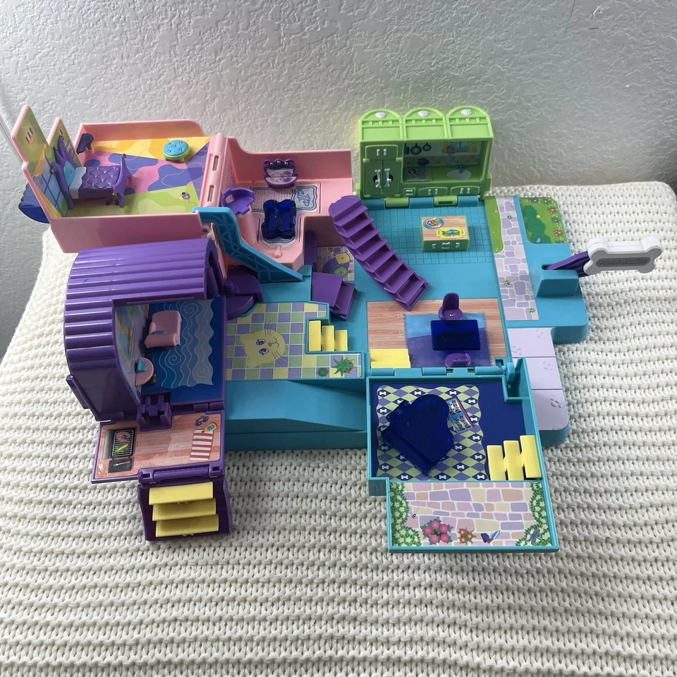 Vintage Pound Puppies Miniature 1990 Pet Mansion Playset - Image 1 of 4