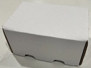 Eine (1) 300 Stück Sammel-/Spielkarten Aufbewahrungsbox Neu - Bild 1 von 3