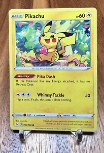 Tarjeta de Pokémon común Pikachu 052/196 SWSH origen perdido no holo casi nueva - Imagen 1 de 2