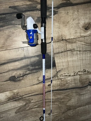 Varilla giratoria ultraligera Kunnan 4,5’ 2 piezas KBRV y carrete 5,2:1 calcomanía bandera americana Foto 1 de 4