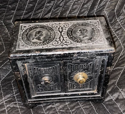 Banco de monedas de hierro fundido DE COLECCIÓN DOBLE PUERTA seguro American Trust & Safe Deposit Foto 1 de 4