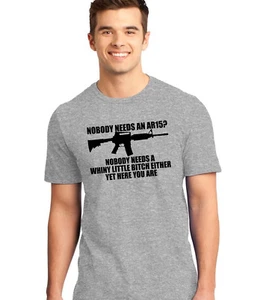 BRAUCHT NIEMAND EINEN AR15? NIEMAND BRAUCHT EIN WEINERLICHES KLEINES BICH ENTWEDER T-SHIRT - Bild 1 von 10