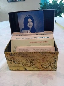 Caja de recetas de metal MCM de colección con clips de recetas mecanografiados anuncios recetas 100+ cocina de gas - Imagen 1 de 8