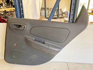 Dodge Neon SXT 2004 sedán pasador trasero puerta interior lateral panel de ajuste derecho - Imagen 1 de 15