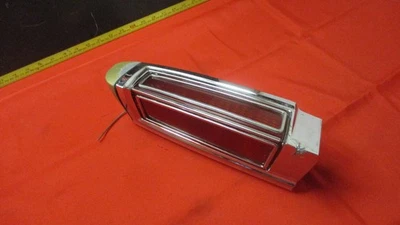 Oldsmobile Delta 88 1969 montaje de luz trasera lado derecho Foto 1 de 4