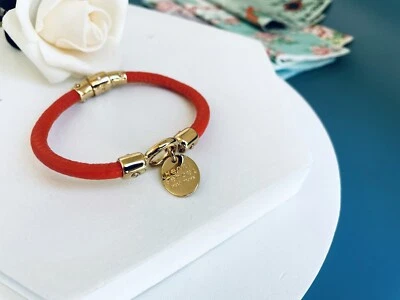 Pulsera Henri Bendel de cuero y logotipo con imán a presión Foto 1 de 4