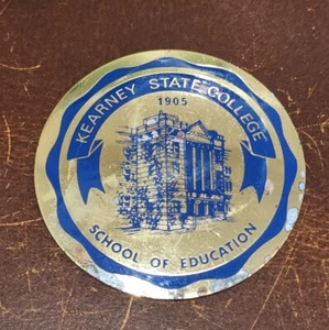 Insignia de mascota de coche de colección Kearney State College School of Education sin montaje - Imagen 1 de 3