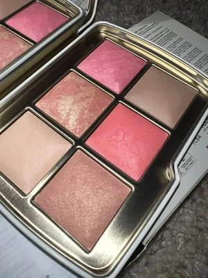 Paleta facial maquillaje Hourglass Evil Eye, edición limitada; mediana Foto 1 de 4