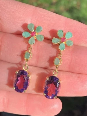 Pendientes colgantes grandes de oro de 9 quilates sobre plata amatista esmeralda y rubí Foto 1 de 4