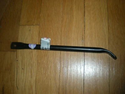 Усилитель крепления аккумулятора переднего крыла автомобиля Lincoln Town 1995 1996 годов выпуска новый из старых запасов - Изображение 1 из 2