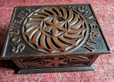 Ancien coffret art populaire Queyras bois sculpté coffre boîte Saint Veran déco - Photo 1/4