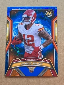 Jared Wiley 2024 Topps Resurgence Blue & Orange Spark Refractor RC #144 Chiefs - Bild 1 von 2