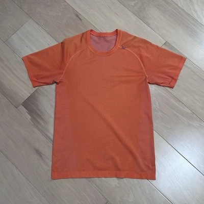 Lululemon 金属通风衬衫橙色短袖 * Flaw 男式小号 — 第 1/4 张图片