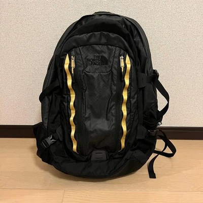 Mochila The North Face Hombre Negra/Dorada Edición Limitada Exterior Rendimiento Icono Foto 1 de 4