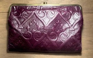 Cartera sin asas HOBO doble cierre de beso en relieve ciruela profunda púrpura vino en relieve - Imagen 1 de 19