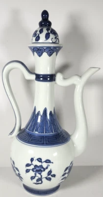 Tetera china vintage azul y blanca ~ tetera alta de cerámica pintada a mano floral Foto 1 de 4