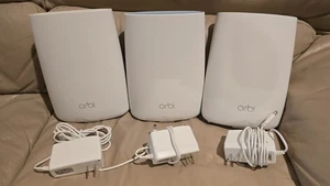 NETGEAR Orbi AC3000 Tri-band Wi-Fi System (RBR50 Router + 2 x RBS50 Satellites) - Afbeelding 1 van 7