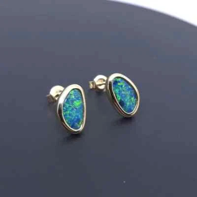 Pendientes de ópalo de roca doble natural australiano de oro macizo de 14 k 7,8 x 11,5 mm Foto 1 de 4