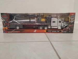 PETERBILT 389 CAMION PIANALE ARGENTO CON TRATTORE E FIENO 1/32 MODELLO DI NEW RAY 10293 A - Foto 1 di 3