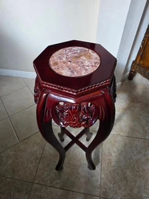 Mesa Pedestal Oriental Madera y Mármol con Elegante Cuerpo Floral Curvo 36.5" Foto 1 de 4