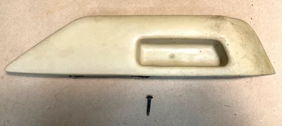 Otros reposabrazos interiores traseros de 4 puertas Ford Topaz 1984 nuevos E46B-5427618-awb bronceados Foto 1 de 3