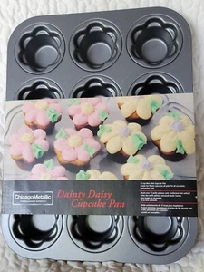 CHICAGO METALLIC DAINTY DAISY  CUPCAKE/MUFFIN PAN PROFESSIONAL QUALITY - Picture 1 of 9