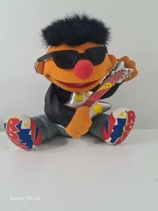 Vintage Rock and Roll Ernie 1998 spielt Gitarre und singt Plüschtier funktioniert 14 Zoll - Bild 1 von 17